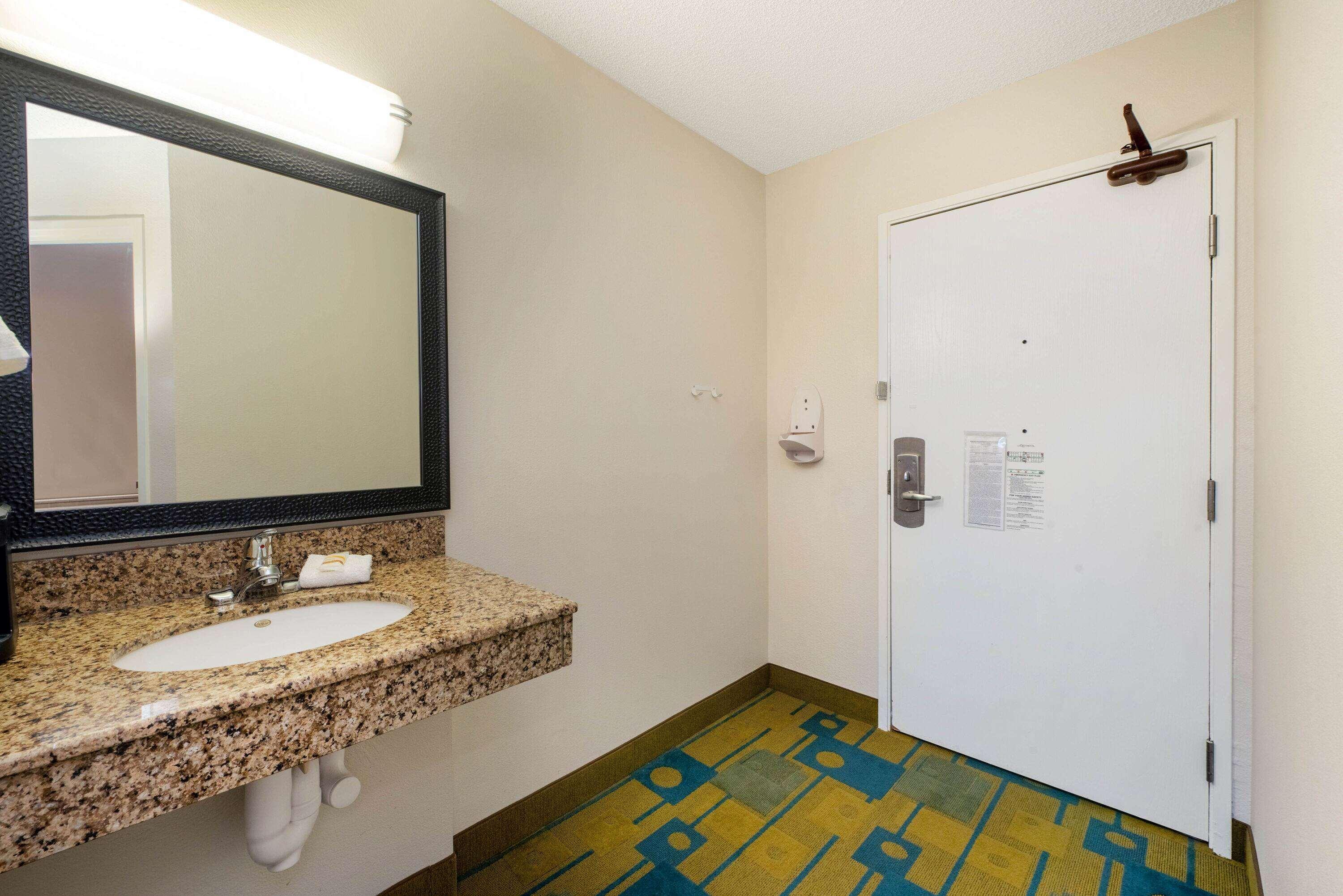La Quinta By Wyndham Mansfield Oh Hotel Exterior photo